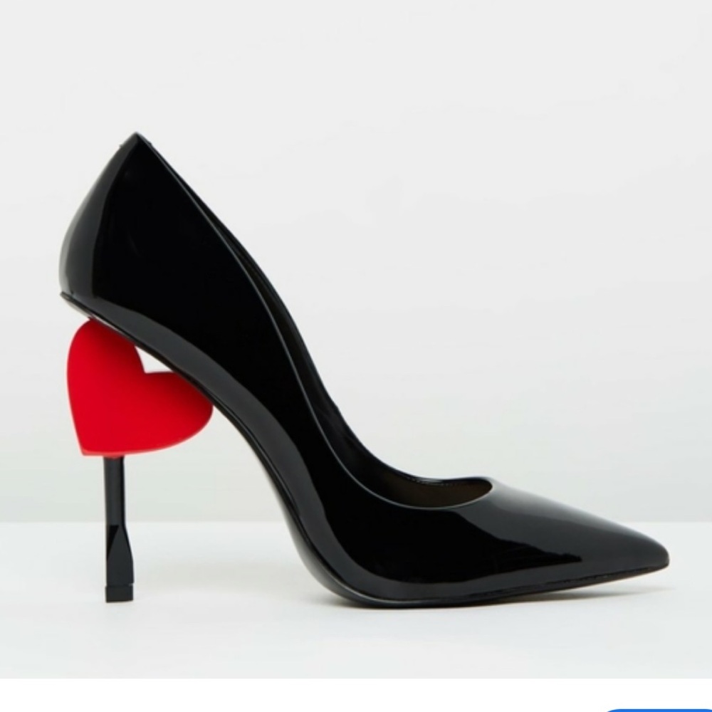 NWOT Heart Cupid heels
